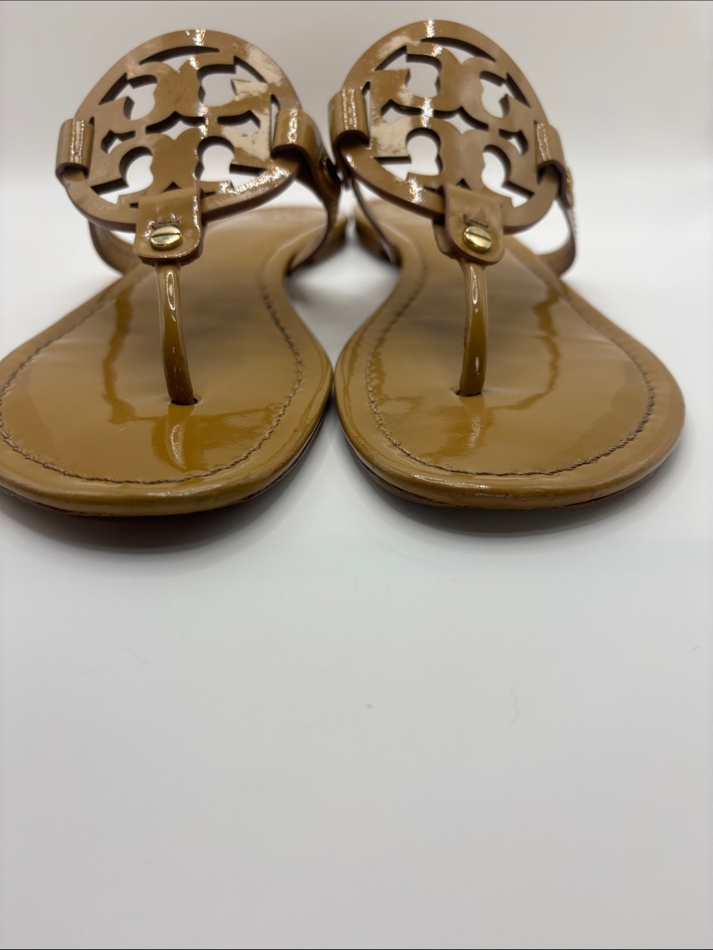 Tory Burch Mocha Miller Patent Logo Thong Sandals - Picture 3 of 9